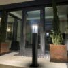 Ronde afzetpaal met LED 5 Leverbaar met satijn glas en met helder glas. De afzetpaal zelf in de kleuren: zwart, antraciet en roestkleur (Corten)